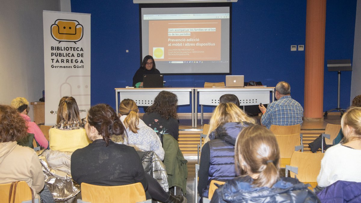 Taller que va impartir ahir a Tàrrega l’experta en addiccions tecnològiques Montse Freixanet.