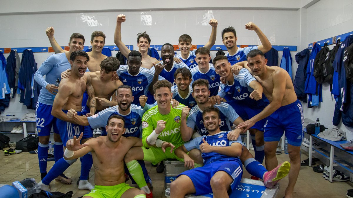 Jugadors del Lleida celebren la victòria de diumenge passat al vestidor.