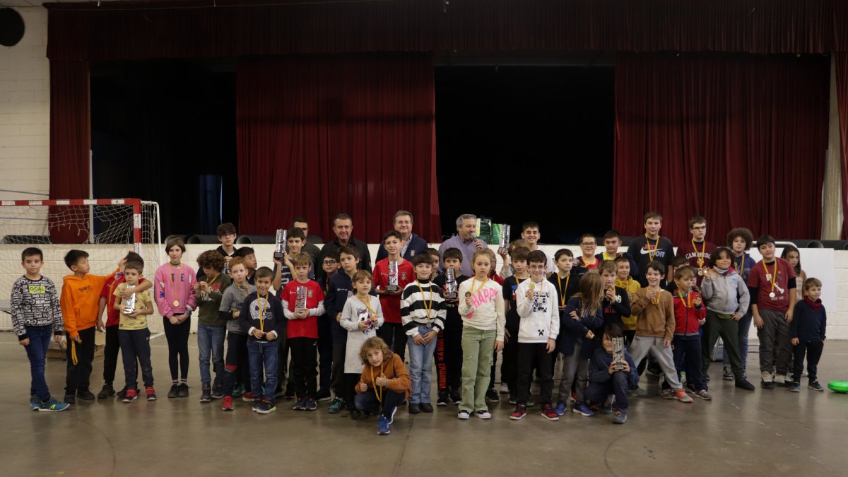 Foto de família de bona part dels nens i nenes que van prendre part en aquesta tercera jornada del circuit escolar.