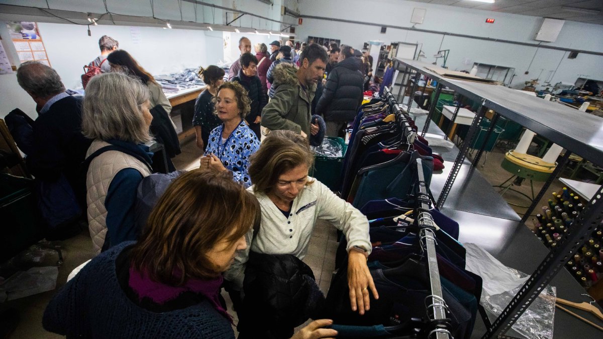 Visitants comprant jerseis a la cooperativa tèxtil de l’Espluga Calba.