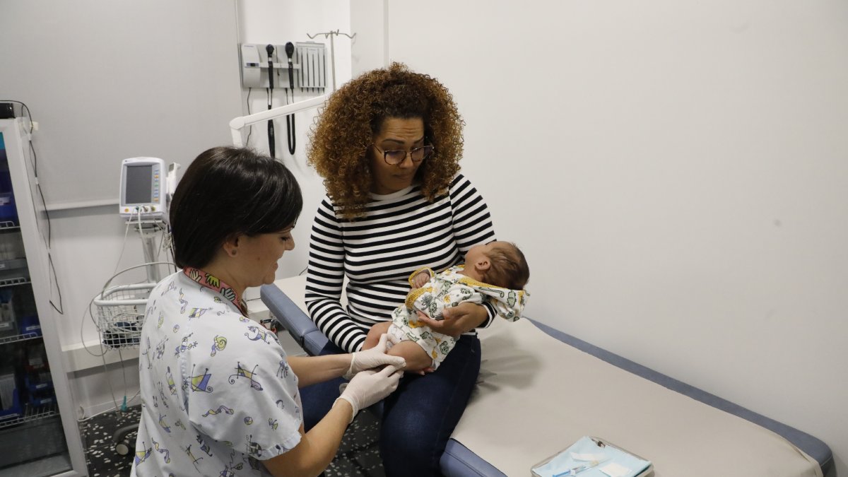 Vacunació d’un nadó el mes passat en un CAP de Lleida.