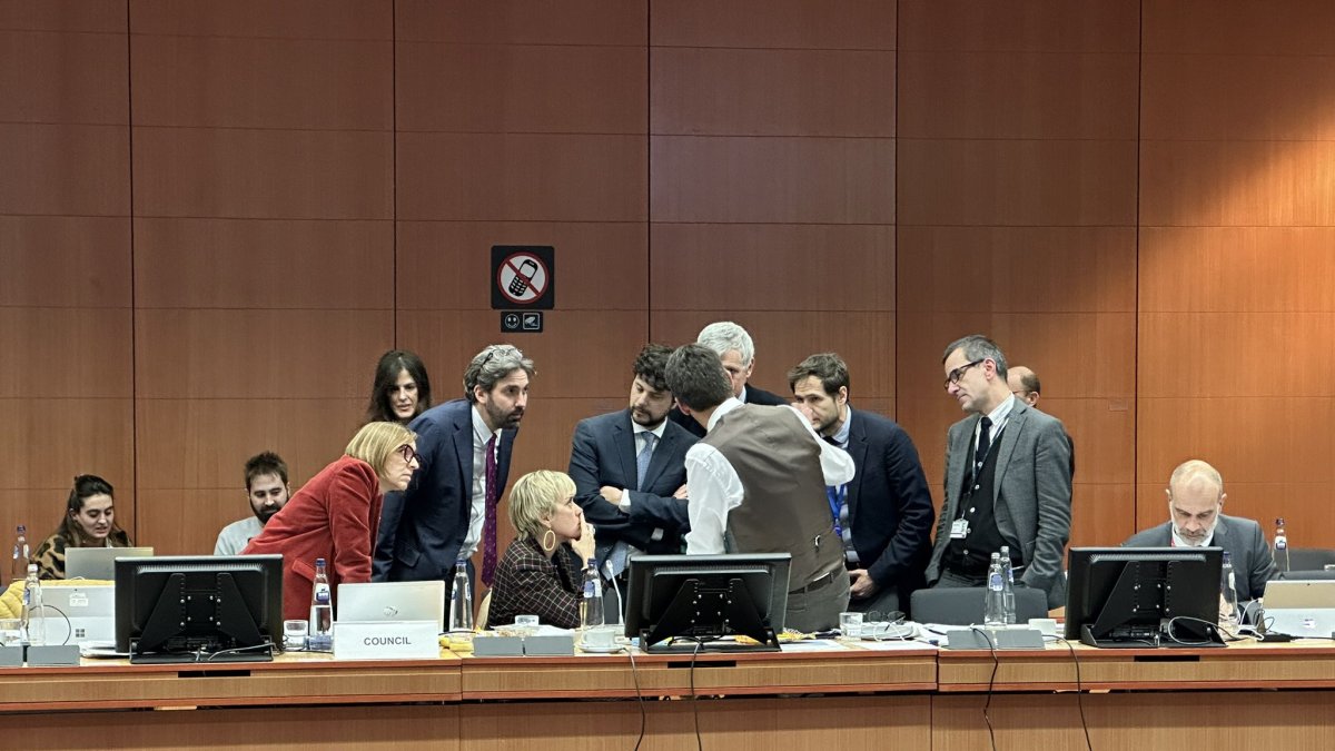 La secretària d’Estat de Digitalització, Carme Artigas, asseguda, durant les negociacions de la nova llei a Brussel·les.