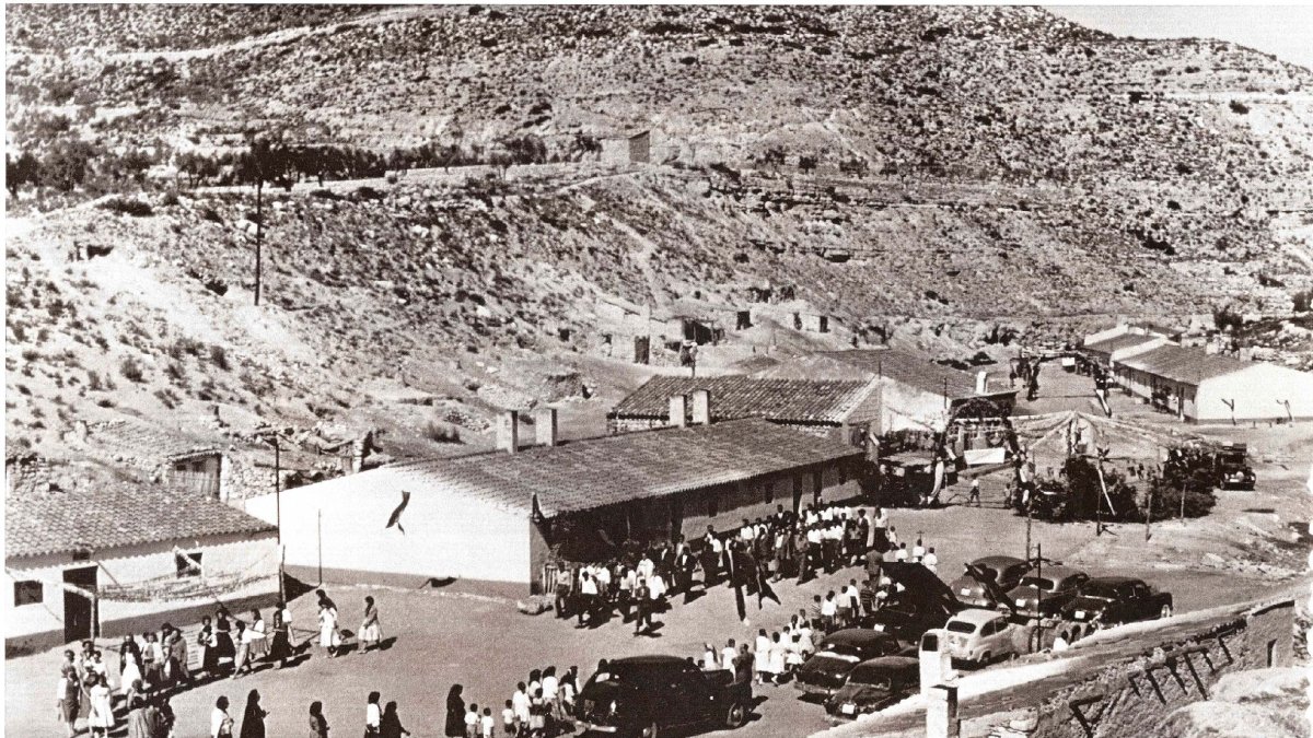 Imatge de la festa major de la colònia de Vallfera el 1957 i, a la dreta, l’acte de presentació del projecte per recuperar-la.