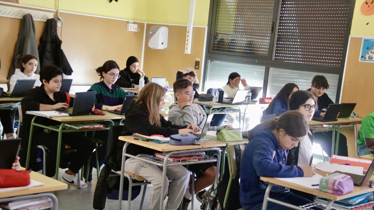 Alumnes amb ordinadors en una aula d’un centre educatiu.