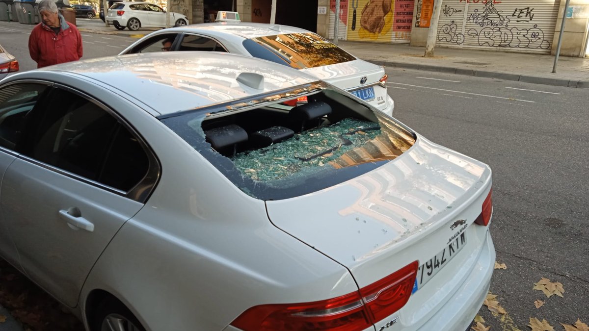 Un dels turismes que van tenir danys a Balàfia amb el vidre posterior trencat.