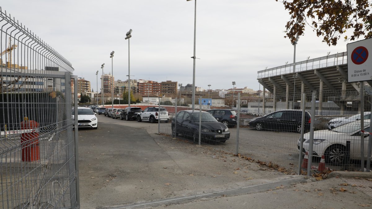 Una de les dos portes d’accés al nou pàrquing de l’Ekke on falta col·locar una barrera.