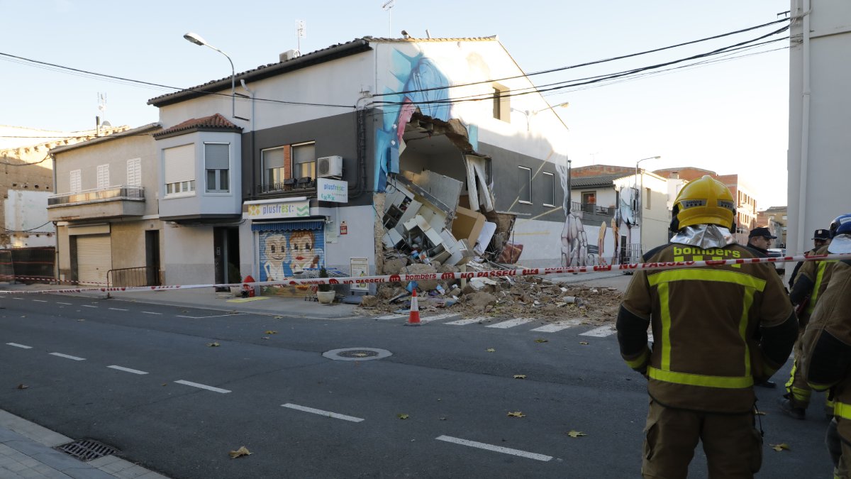 Els Bombers van tallar preventivament el carrer després de l’ensorrament, que es va produir a les 15.21 hores.