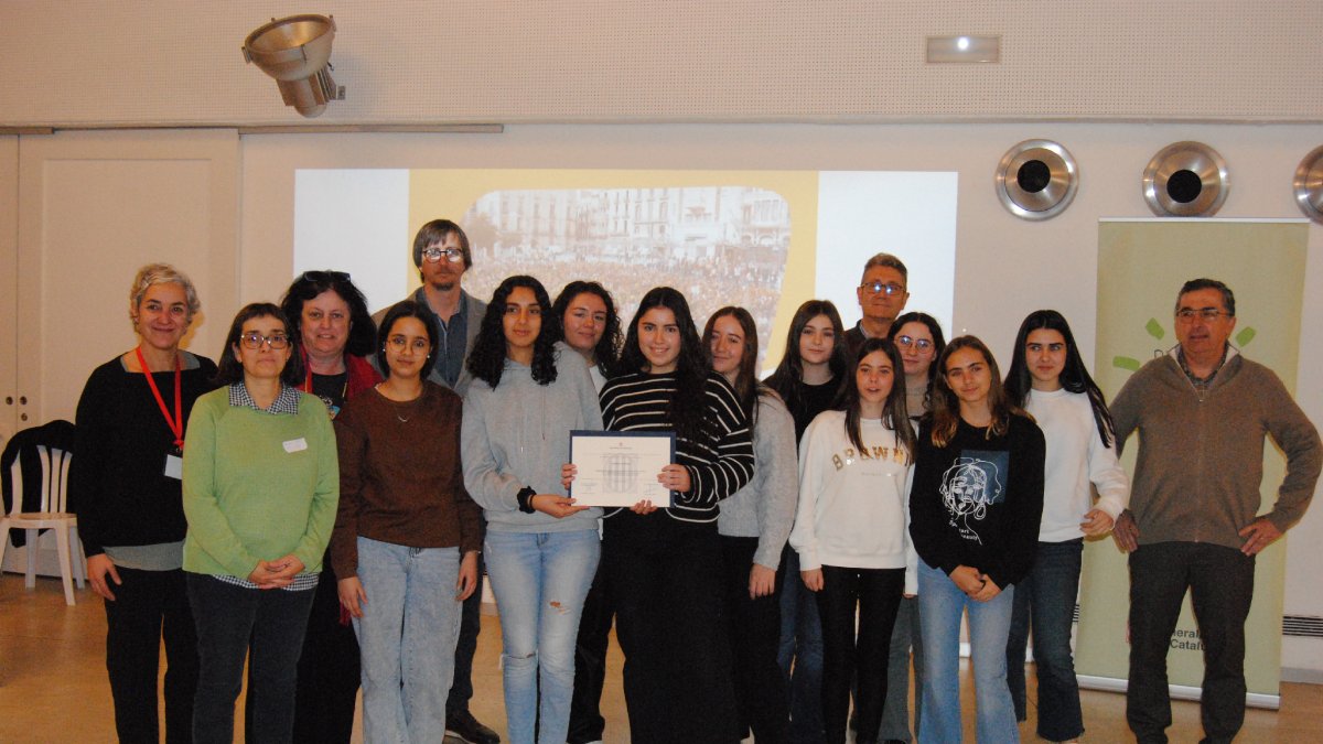 Alumnes, professors i director de l’Institut de Seròs després de rebre el premi Escoles Verdes 2023.