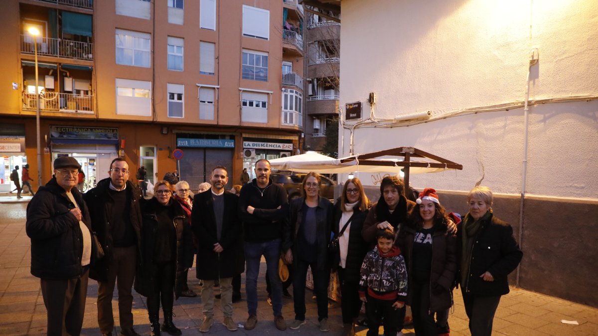 Els veïns i comerciants de la Mariola celebren Nadal amb una torronada