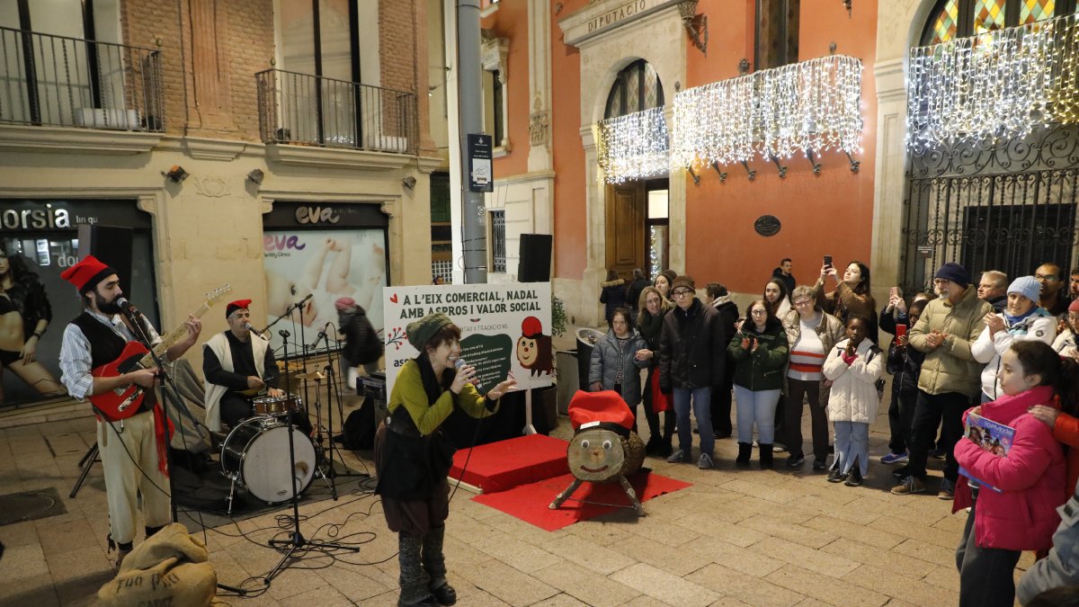 Campanya social a l’Eix Comercial ■ La Fundació Aspros i l’Eix Comercial de Lleida van donar ahir el tret de sortida a la campanya conjunta “A l’Eix Comercial, Nadal amb Aspros i valor social”, una iniciativa a través de la qual alguns  ...