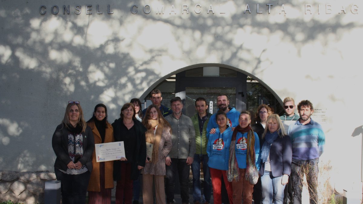 Foto de grup amb els premiats al Jove Emprenedor 2023.