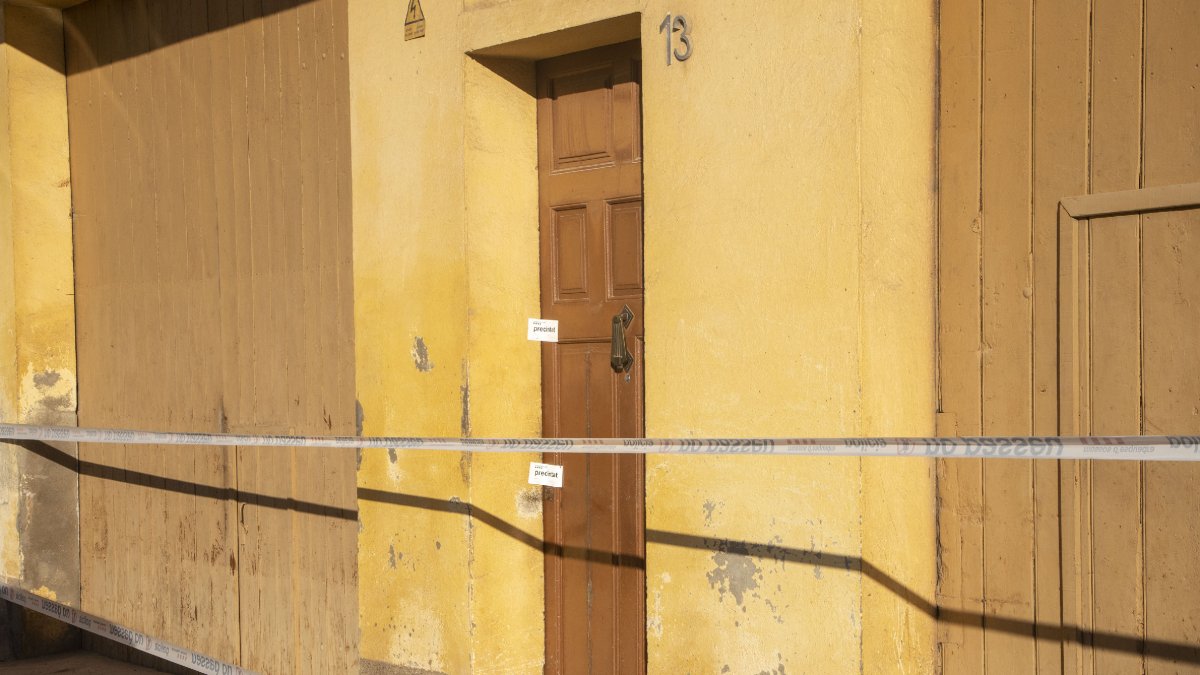 L’habitatge de la víctima, situada al carrer Segarra de Tàrrega, estava ahir precintat.