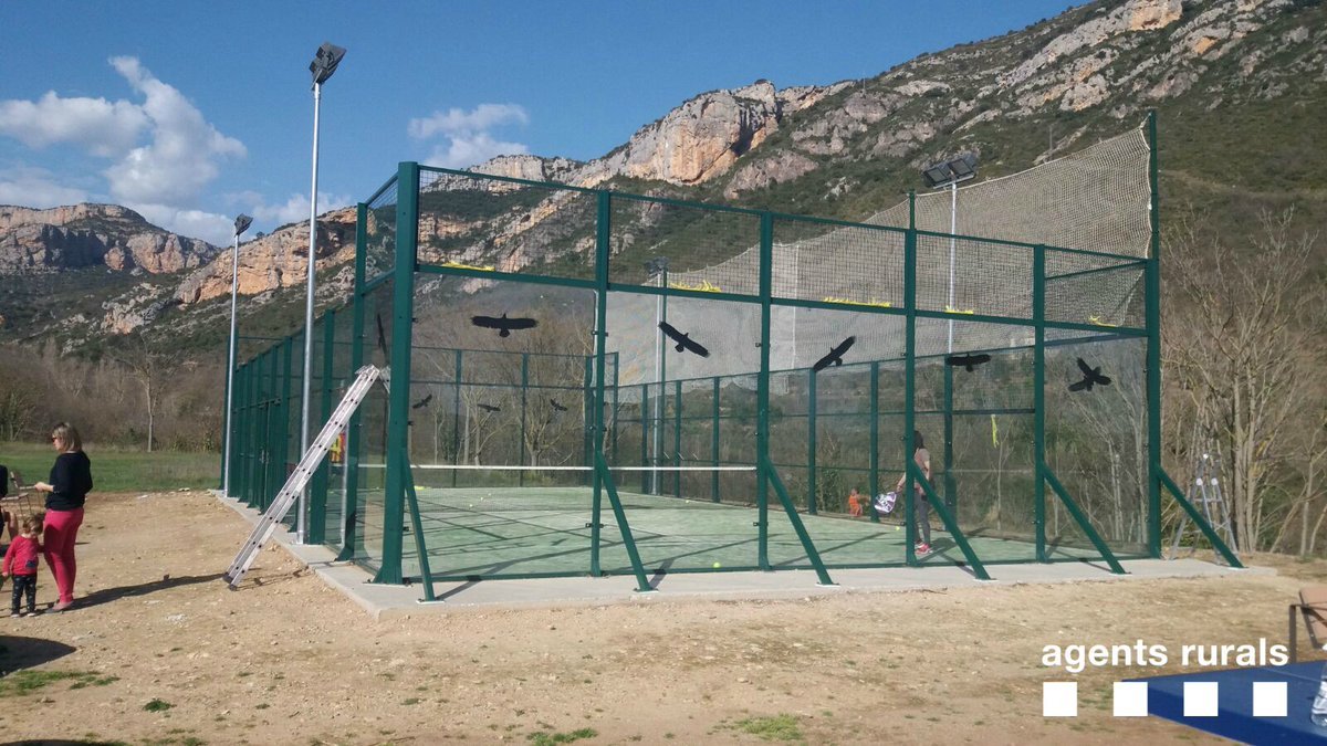 Imatge d’adhesius en una pista de pàdel de Vilanova de Meià.