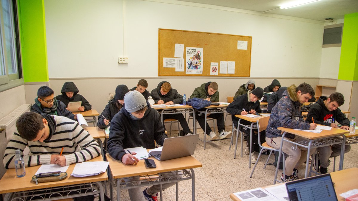 Alumnes de la Caparrella, amb abrics i gorros a classe al no haver-hi calefacció, ahir al matí.