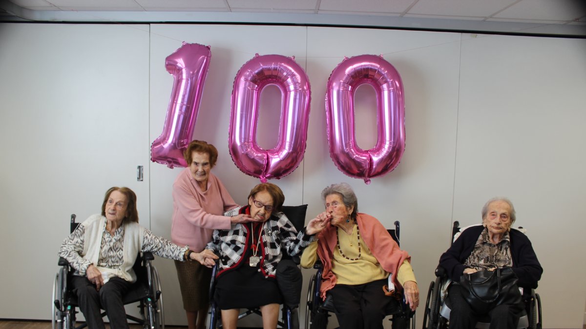 Les cinc usuàries centenàries de la residència lleidatana, en la celebració de l’aniversari d’una d’elles dissabte passat.