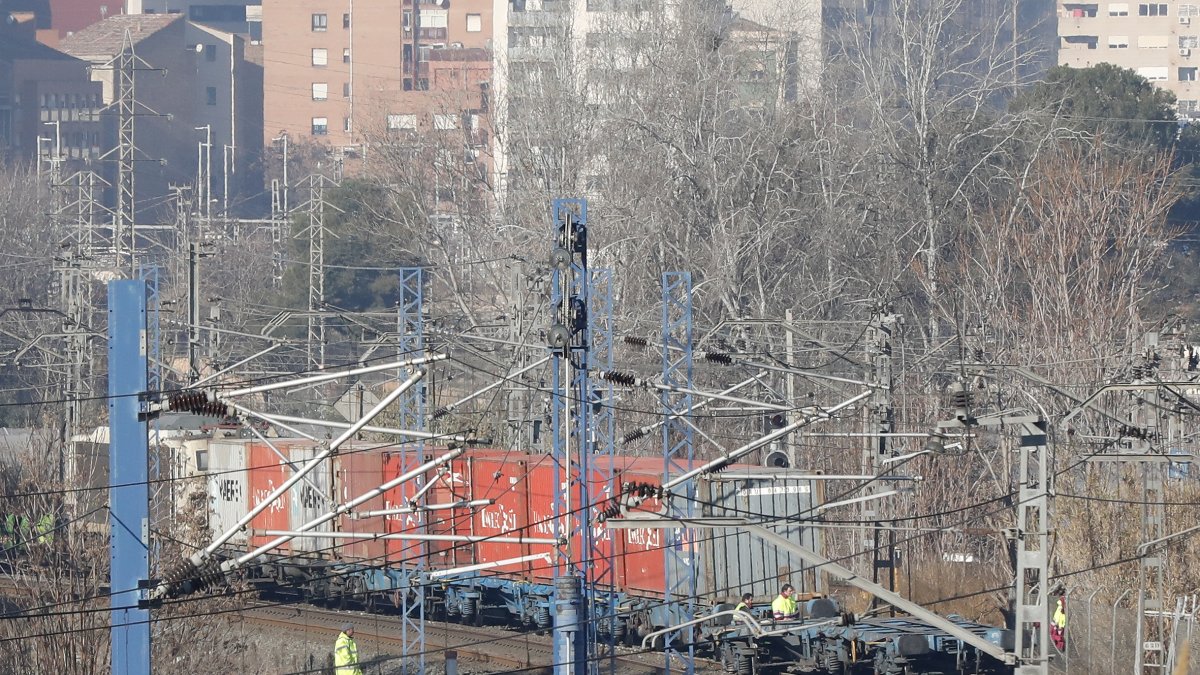 Un tren de mercaderies descarrila i obliga a transportar viatgers en bus