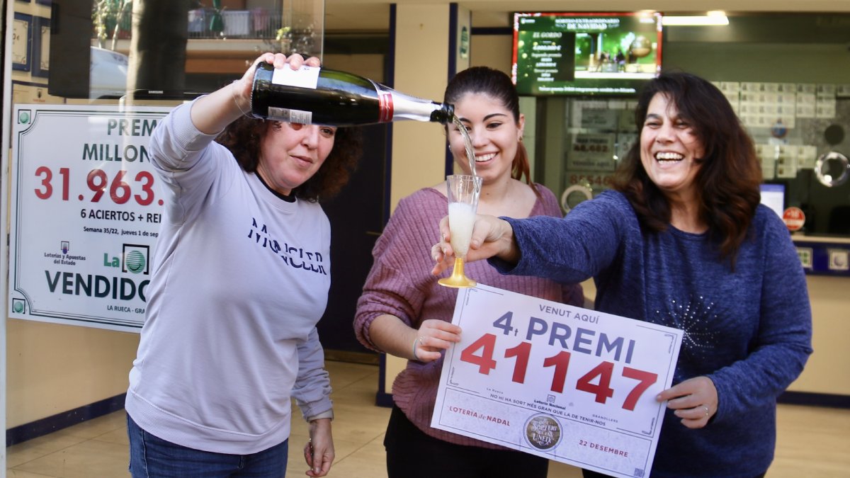 Afavorits i veïns de Granollers van celebrar el quart premi brindant amb cava.