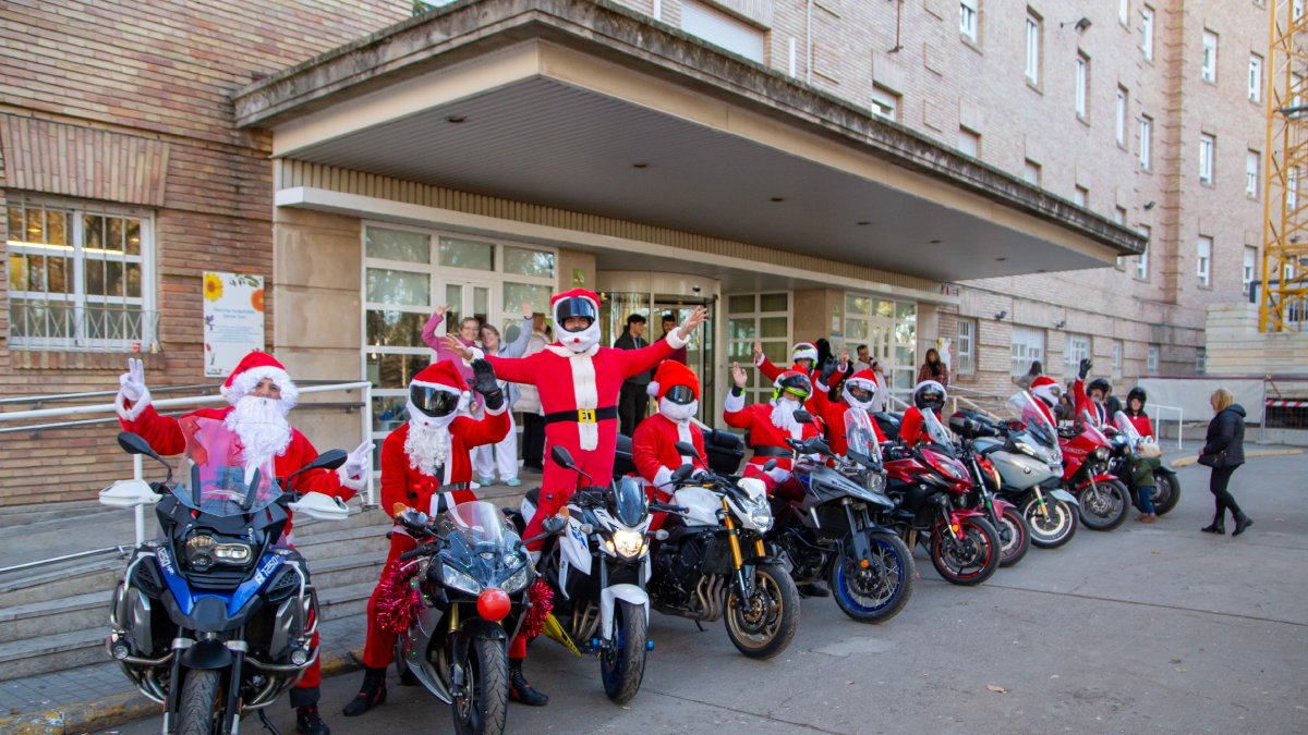 Una desena de motards vestits de Pare Noel van visitar ahir la planta de Pediatria de l’Hospital Arnau de Vilanova.
