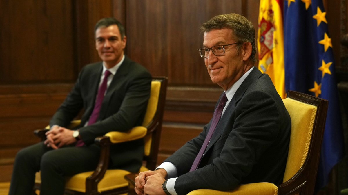 Imatge de la reunió entre Pedro Sánchez i Alberto Núñez Feijóo divendres.