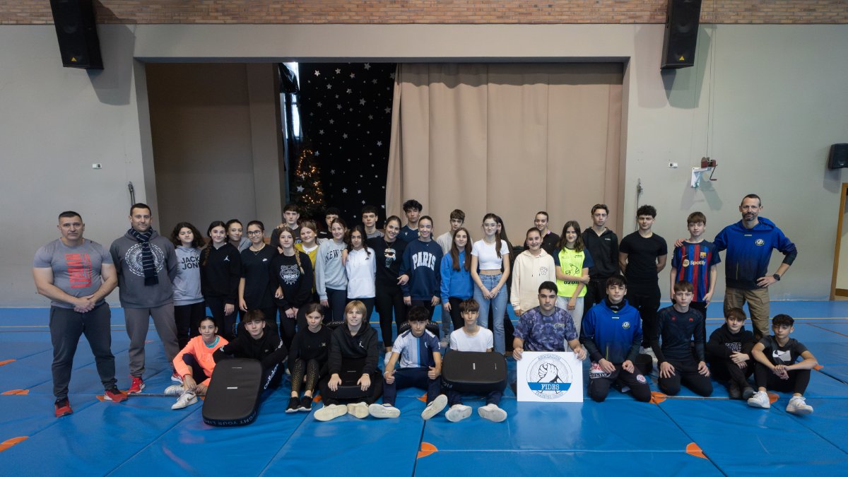 Fotografia de grup dels participants ahir en el taller d’autodefensa, al costat d’instructors de l’associació Fides, al Col·legi Mater Salvatoris de Lleida.