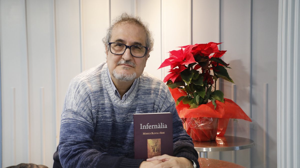 El professor i escriptor lleidatà Màrius Blàvia, la setmana passada amb el seu nou llibre, ‘Infernàlia’.