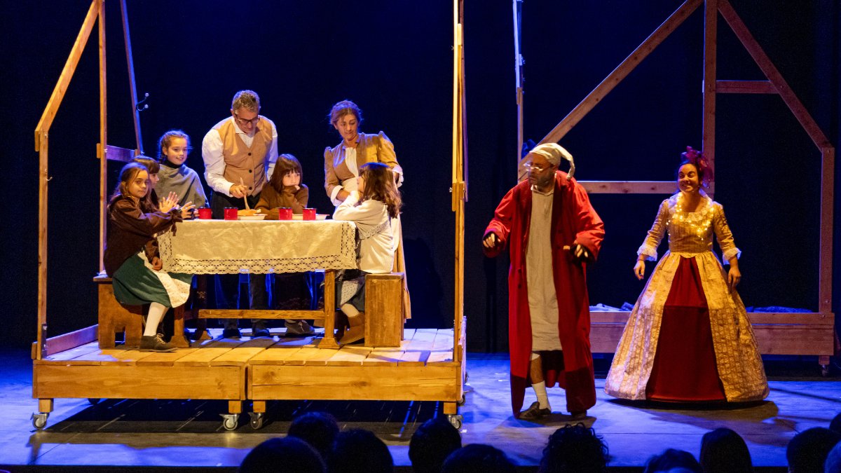 La Cia Magraners a Escena va interpretar ahir l’obra ‘Cançó de Nadal’ a l’antic Cine Goya de Magraners.
