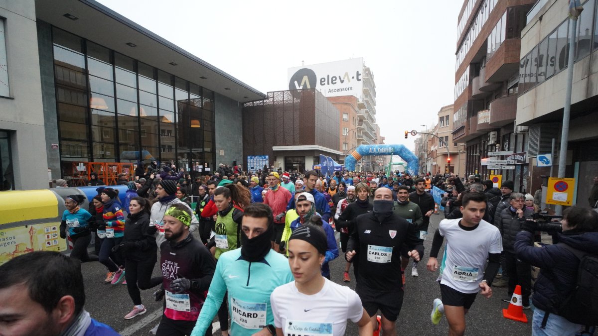 La prova, que va reunir vora 700 atletes, va transcórrer pels principals carrers de Mollerussa i va tenir la sortida i arribada davant el Teatre L’Amistat, que aquest any ha celebrat el centenari.