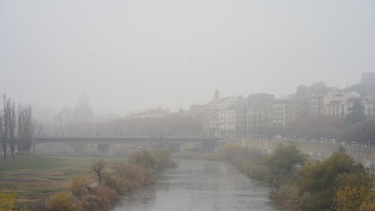 La boira ahir sobre la canalització del riu Segre a Lleida ciutat.