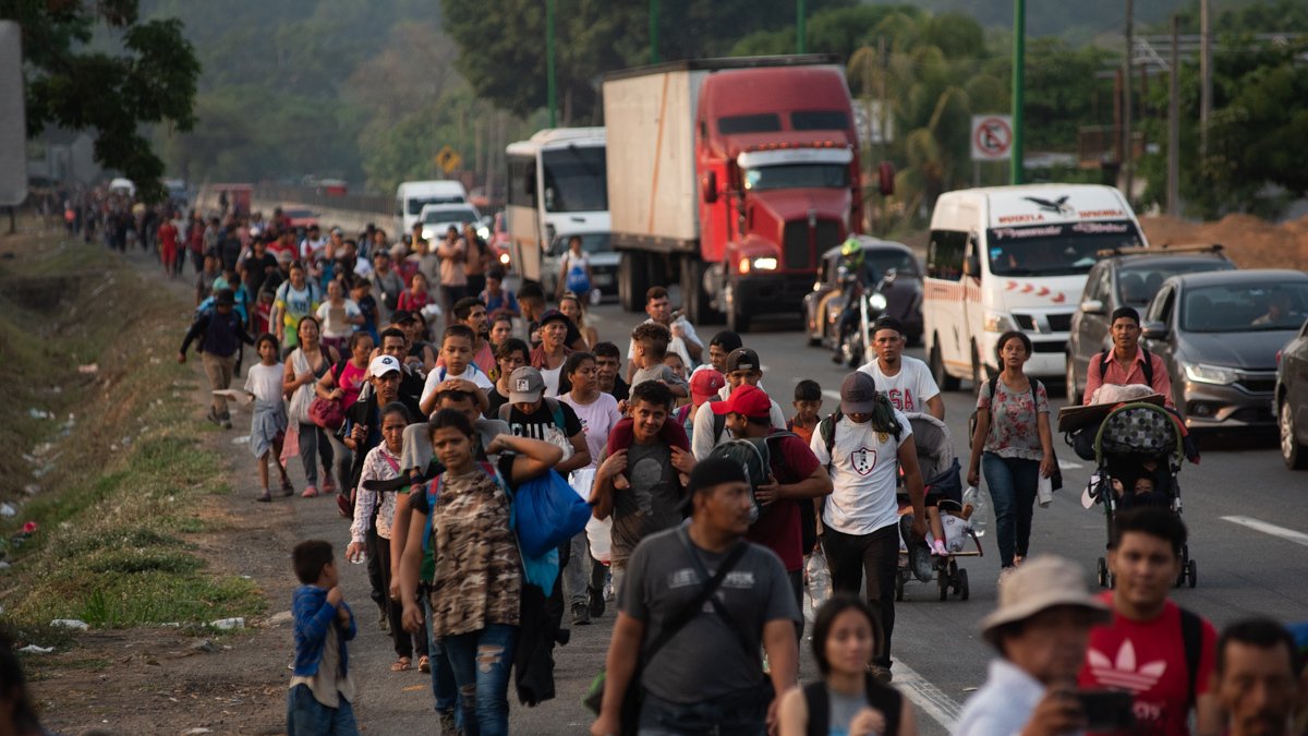 Imatge d’una caravana de migrants en direcció als EUA.