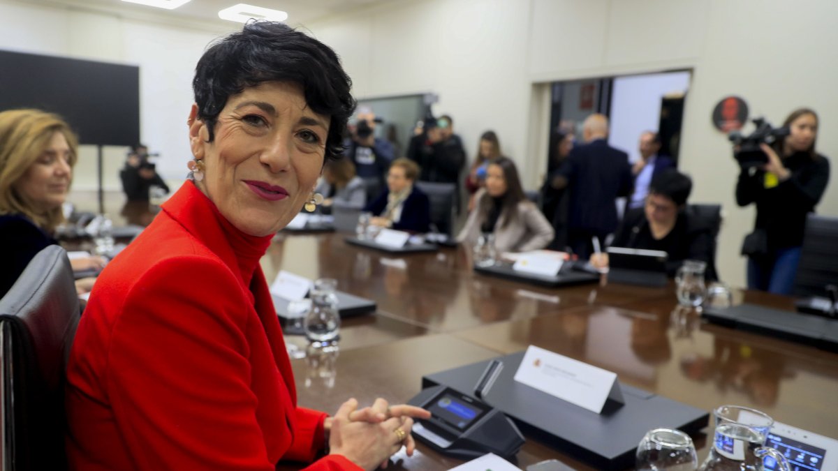 La ministra Elma Saiz a l’inici de la conferència.