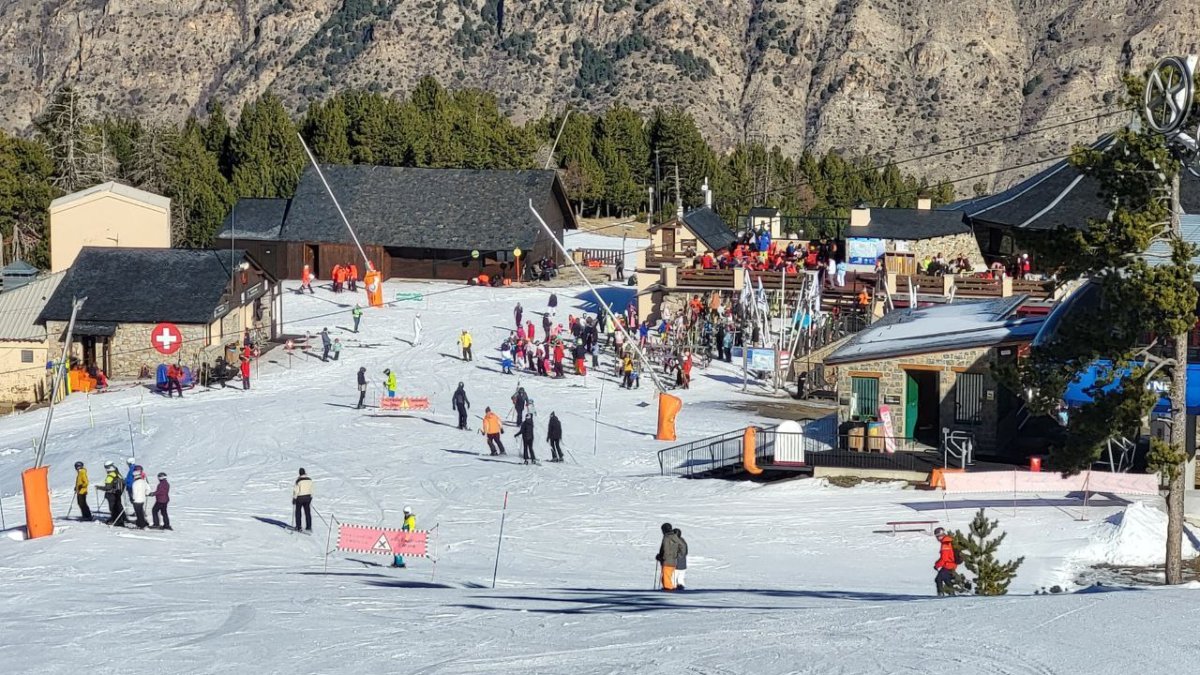 Alguns dels esquiadors que van visitar ahir les pistes d’Espot i, a la imatge de la dreta, senderistes a l’estació de nòrdic de Lles de Cerdanya.