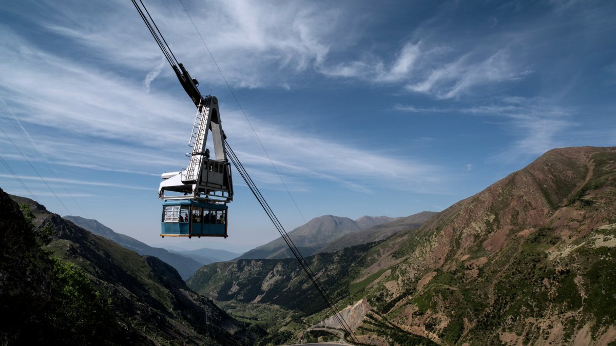 Sallente i el telefèric que es va utilitzar per a la seua construcció i que ara és un atractiu turístic.