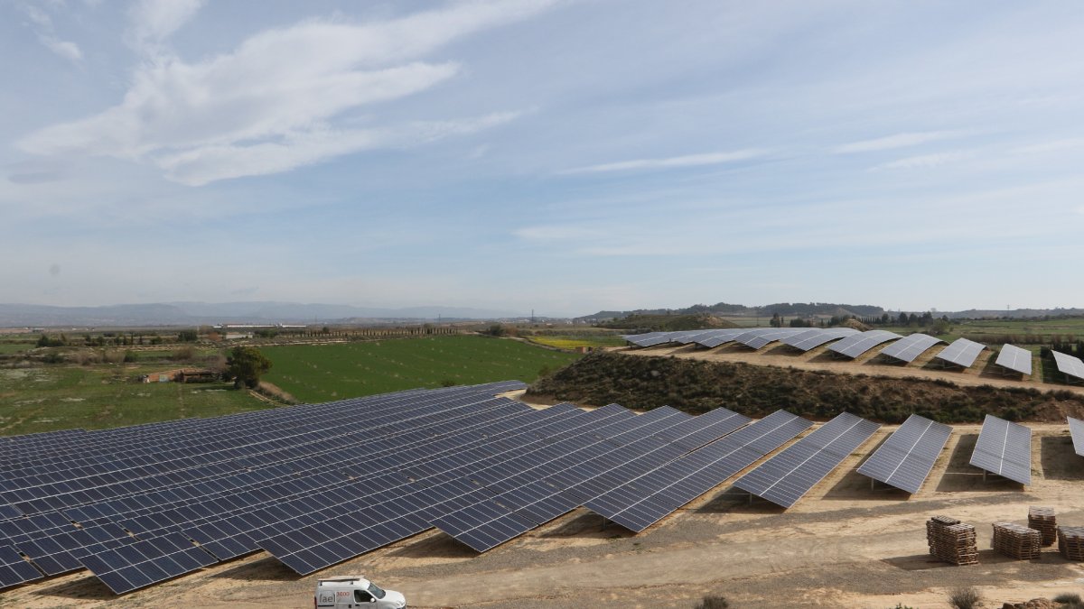 Imatge d’arxiu d’una instal·lació de panells solars a la comarca del Segrià.