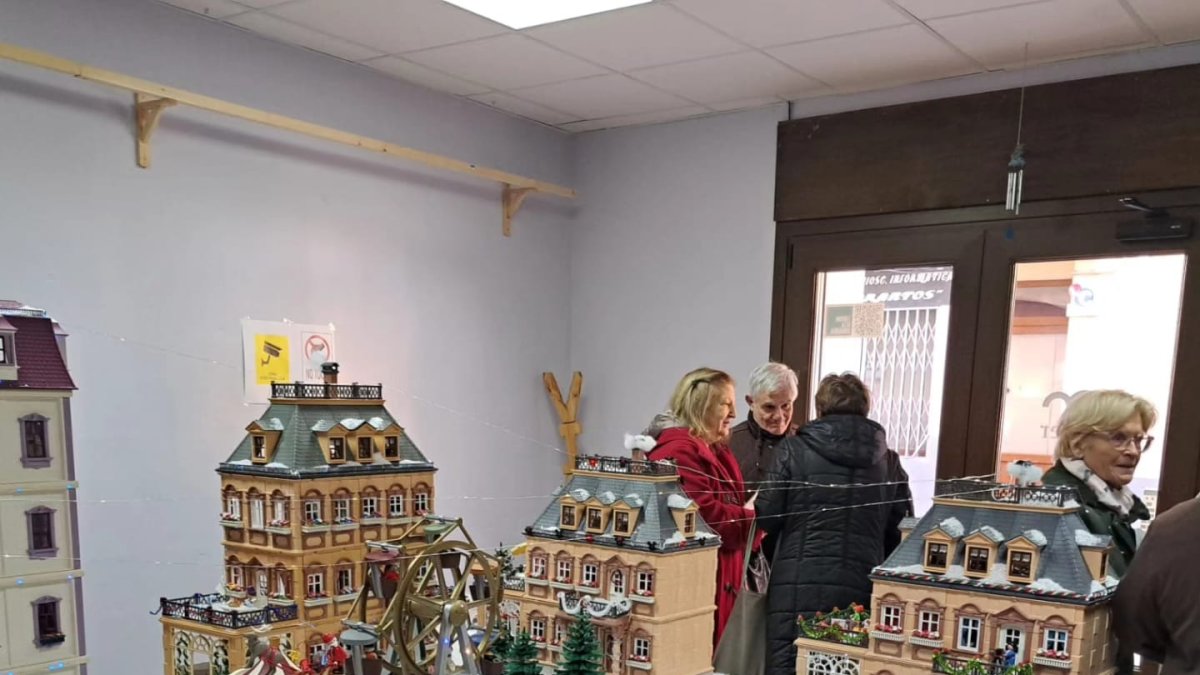 Vilaller instal·la el Playmobil de Nadal a l'Oficina de Turisme