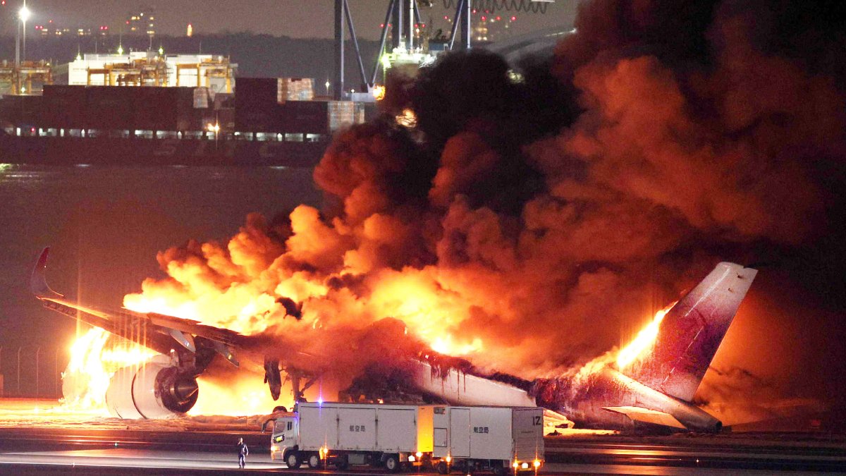 El vol comercial de la companyia Japan Airlines, en flames per l’impacte contra un avió de la Guàrdia Costanera.