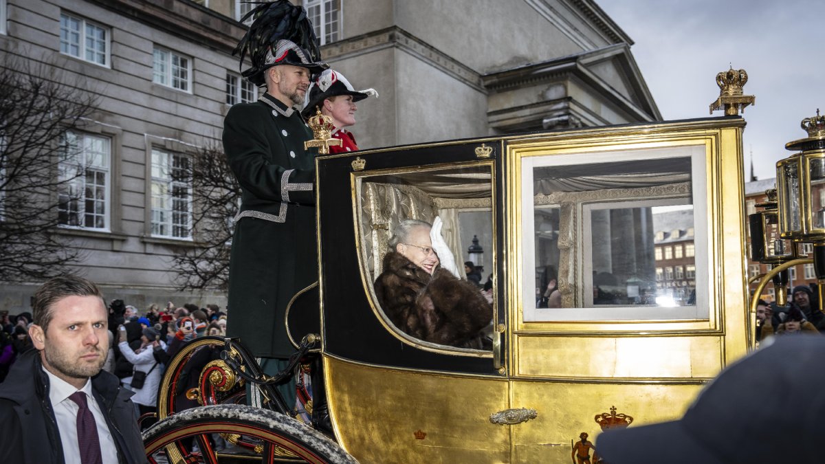 La reina Margarida II de Dinamarca saluda els seus súbdits des de la coneguda carrossa daurada.