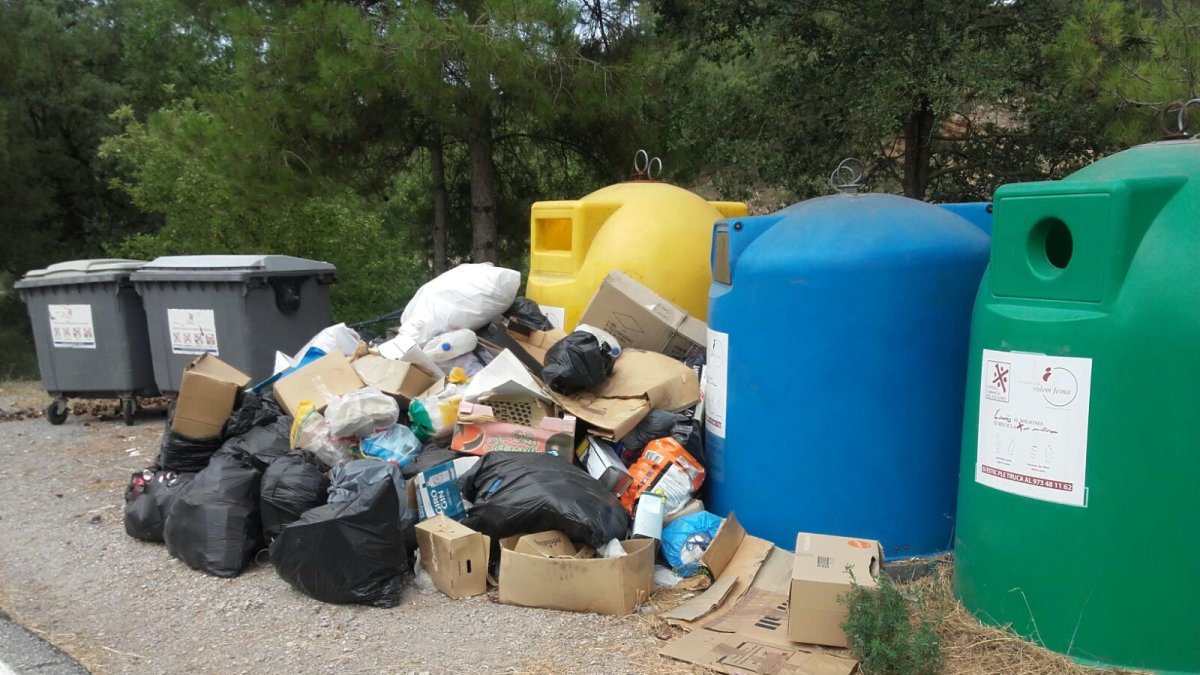 Imatge d’arxiu de contenidors al Solsonès.