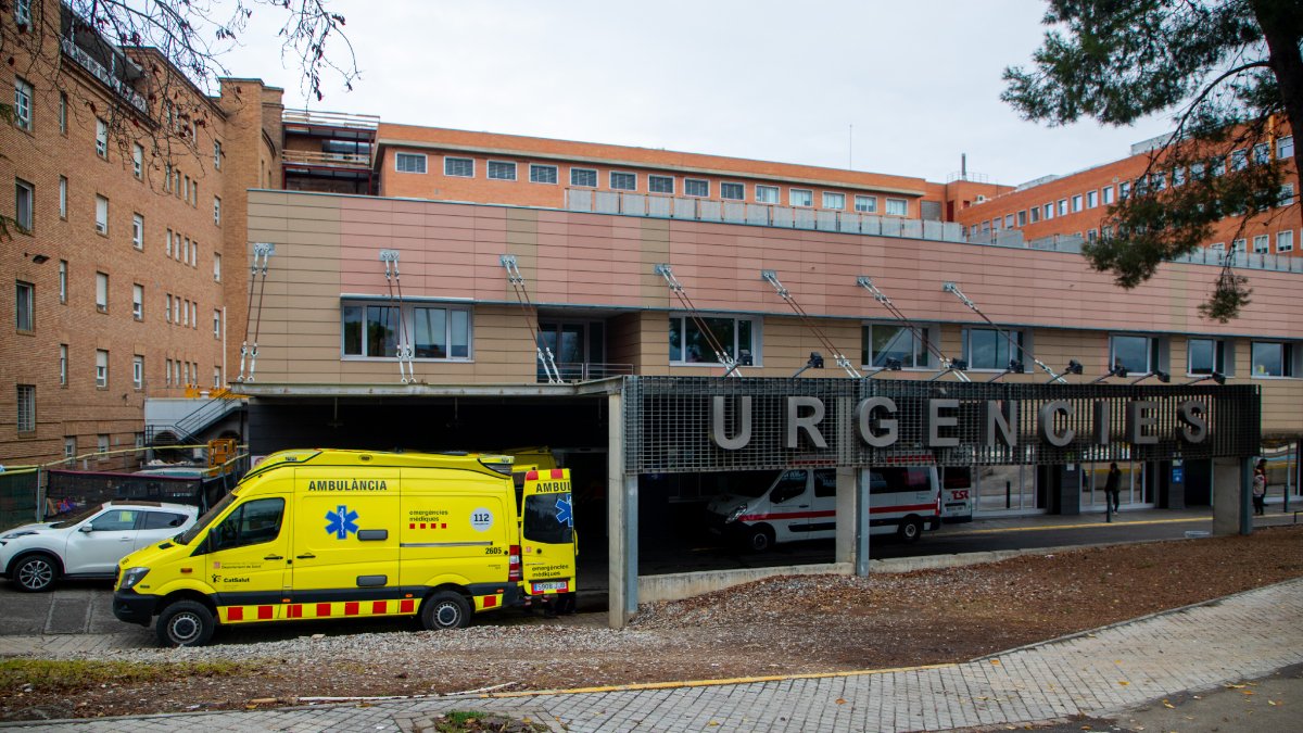 Ambulàncies aparcades davant d’Urgències de l’hospital Arnau de Vilanova.