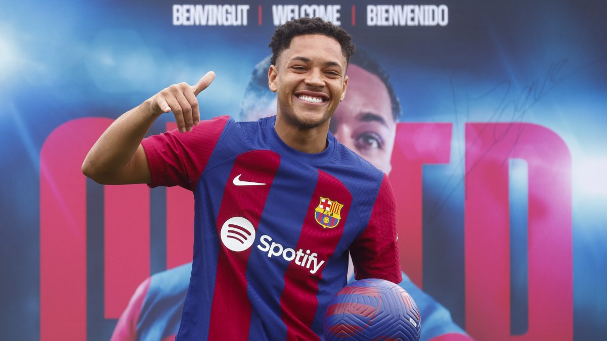 Vitor Roque, ahir durant la seua presentació com a blaugrana.