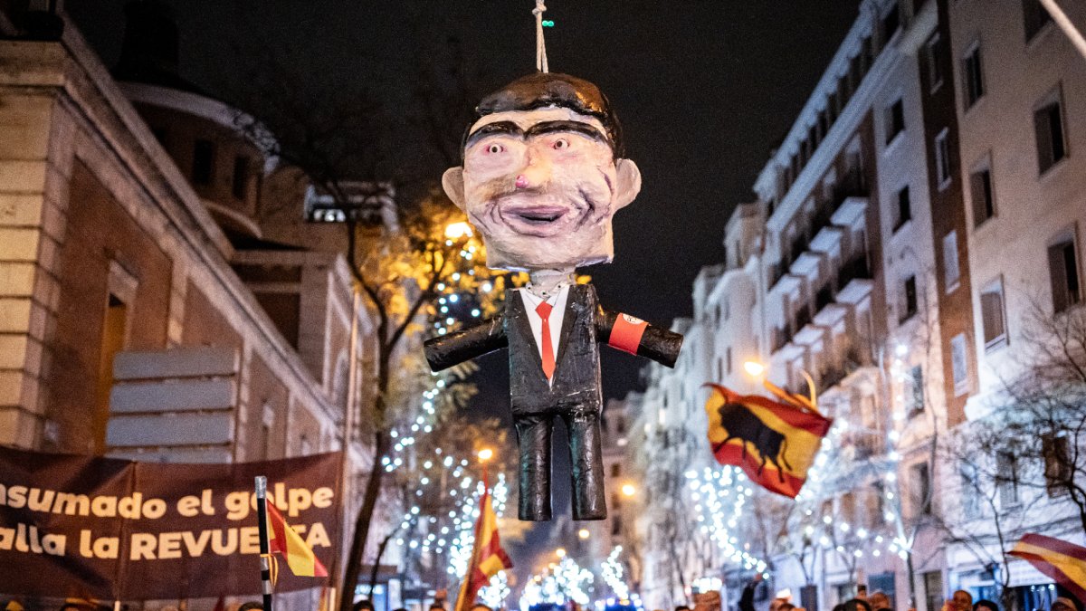 Imatge del ninot de Sánchez penjat a la protesta de Ferraz.