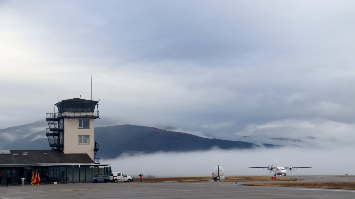 L’arribada del primer avió de Palma a l’aeroport d’Andorra-la Seu.
