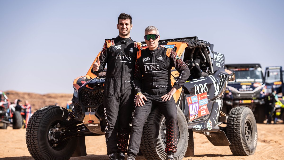 Jaume Betriu i Eduard Pons, al costat del seu vehicle, en un moment de descans al Dakar.