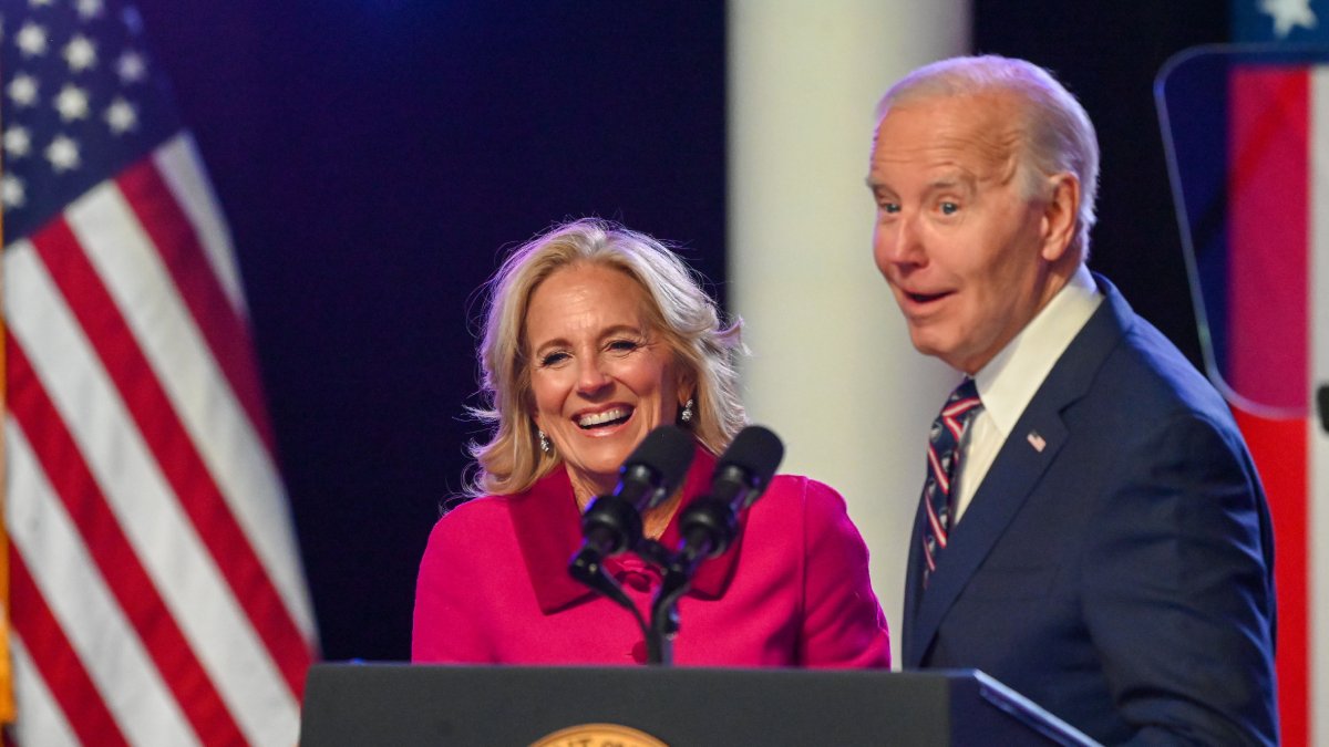 Joe Biden, amb la seua dona, Jill Biden, en l’acte celebrat divendres a Pennsilvània.