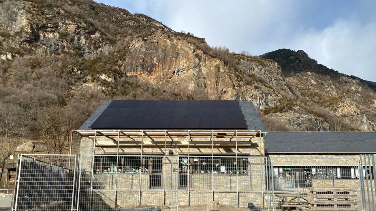 Les plaques solars que s’han instal·lat a la teulada de l’escola de Barruera.