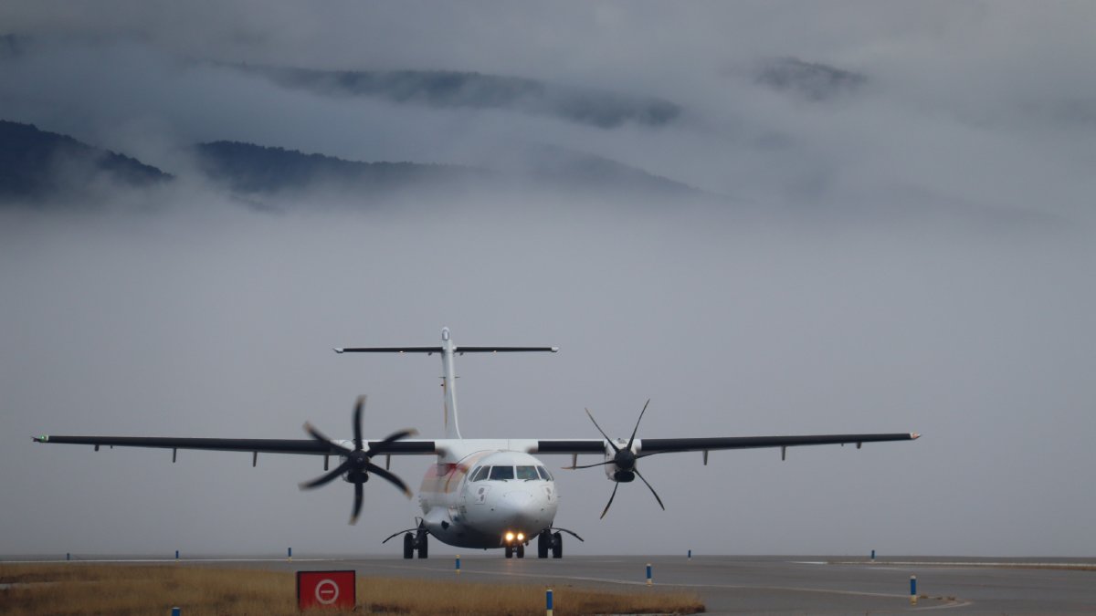 Connexió directa Palma-Pirineu ■ L’aeroport d’Andorra-la Seu va estrenar divendres la nova ruta de Palma que estarà operativa durant tot l’hivern amb la previsió que també pugui oferir vols a l’estiu. Quaranta passatgers la van estrenar ...