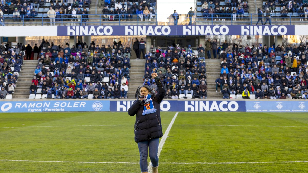 Anna Borrego va oferir una actuació musical abans del partit.