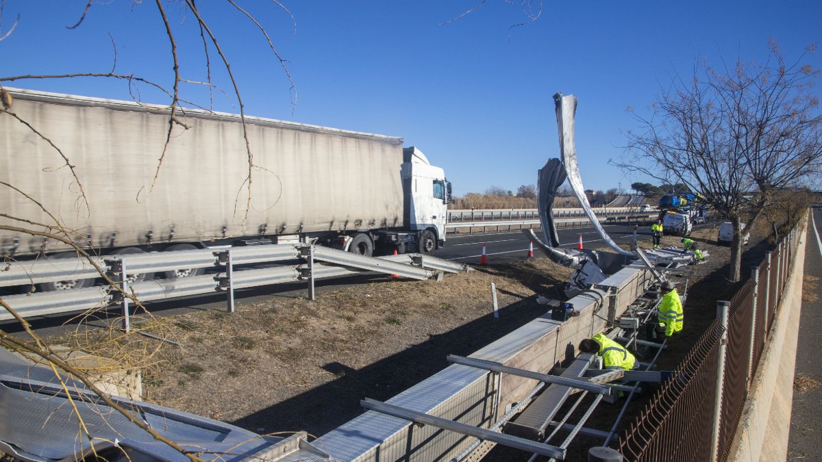 Operaris ahir amb l’estructura metàl·lica al voral de l’autovia.