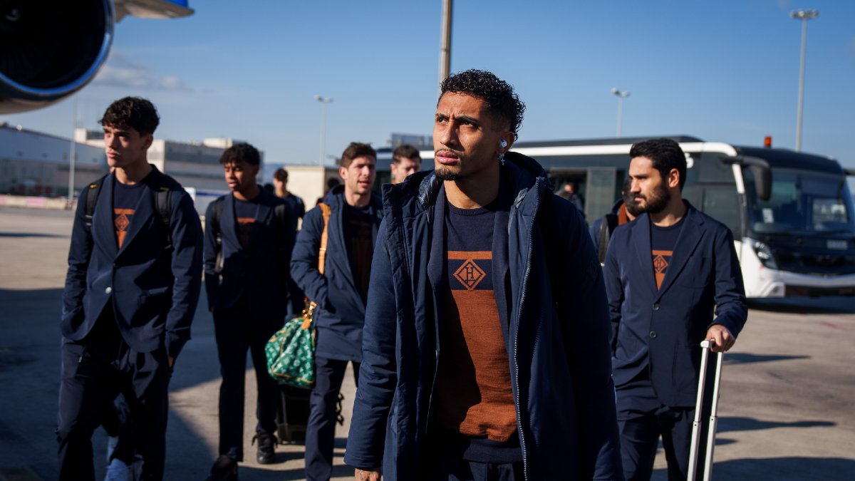 Jugadors del Barcelona, en el moment d’agafar l’avió cap a l’Aràbia Saudita.