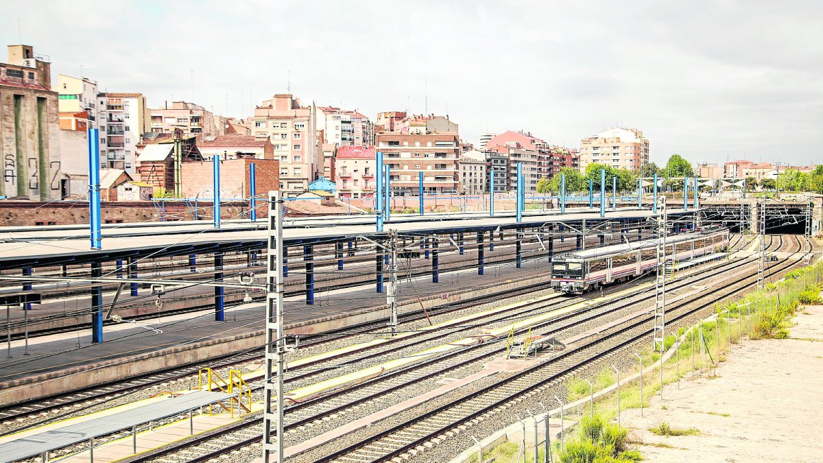 Un tren de les línies de mitjana distància a l’estació de Lleida.