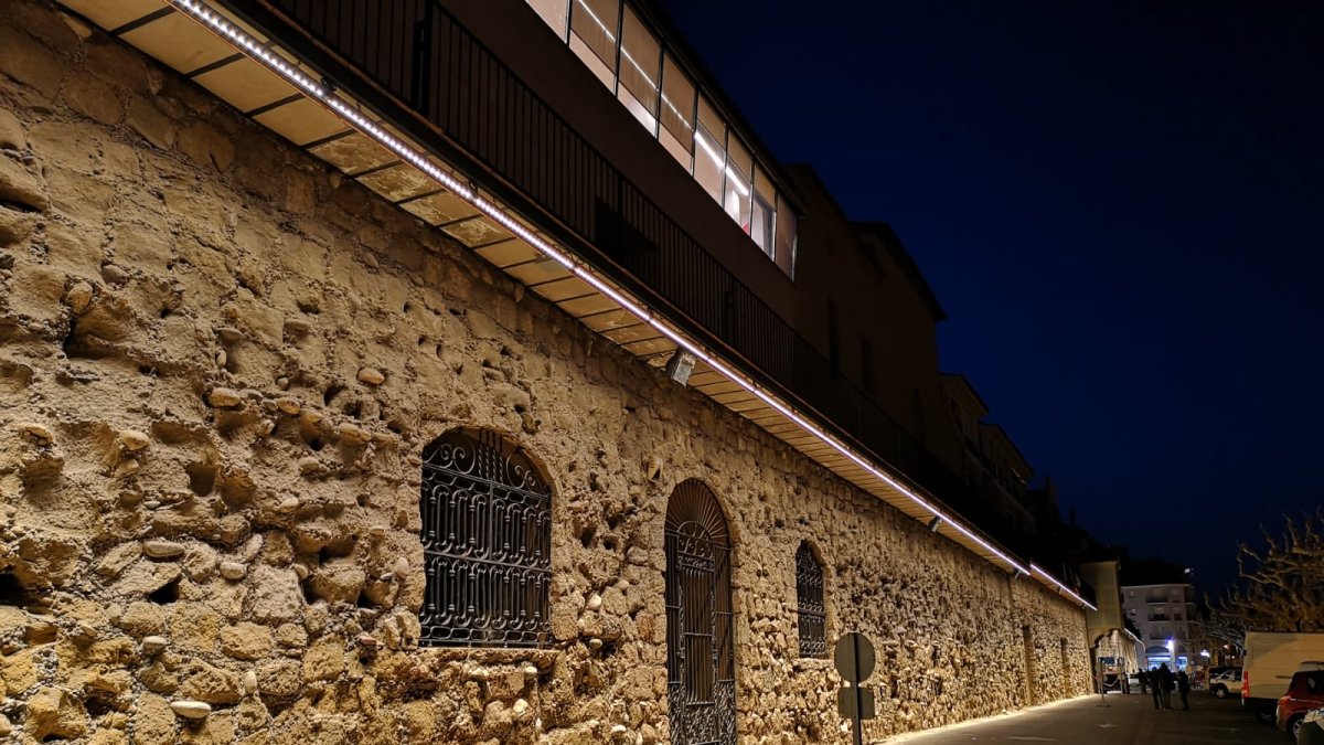 El tram de la muralla de la zona del Portalet de Balaguer on falla l’enllumenat.